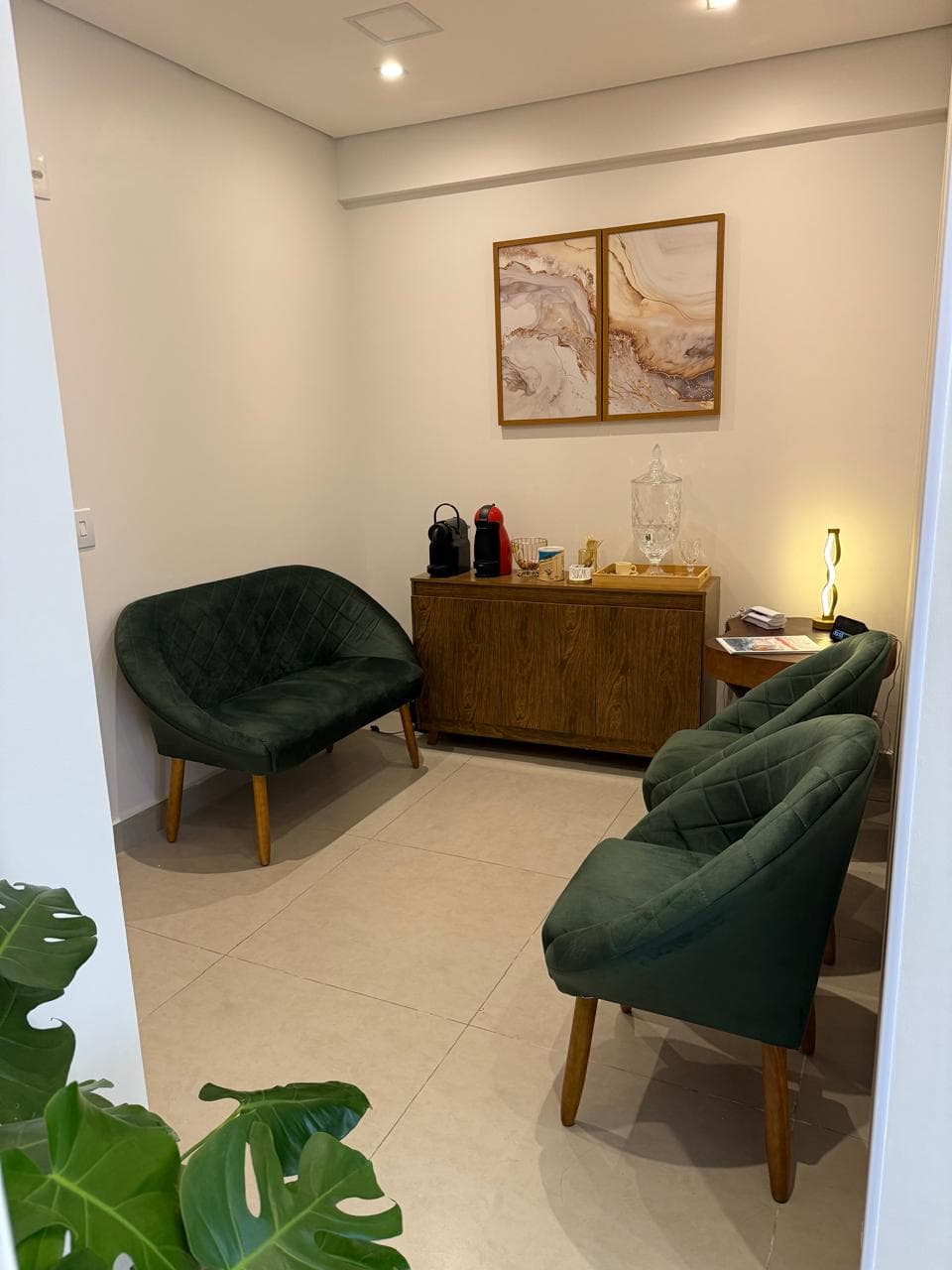 Sala de espera com poltronas verdes