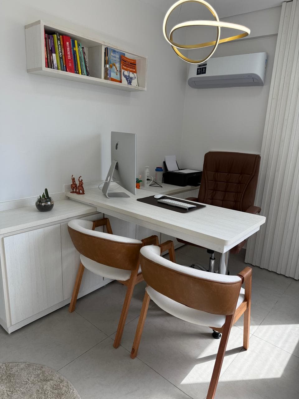 Consultório com mesa e cadeiras